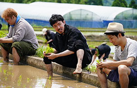 久々の田植えは腰にくる